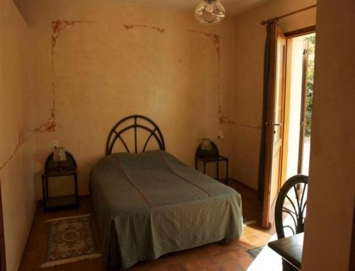 Chambres d'Hôtes Les Pierries Vézannes Quarto foto